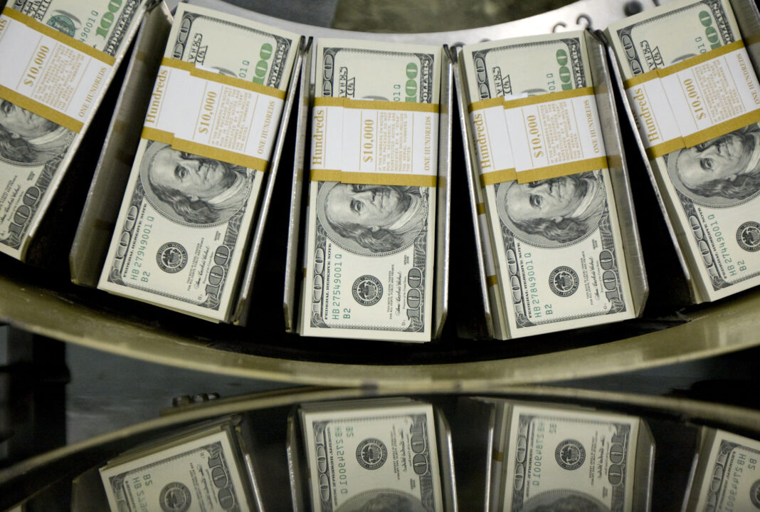 Dólar hoje cai na última sessão do ano, após nova semana de ganhos